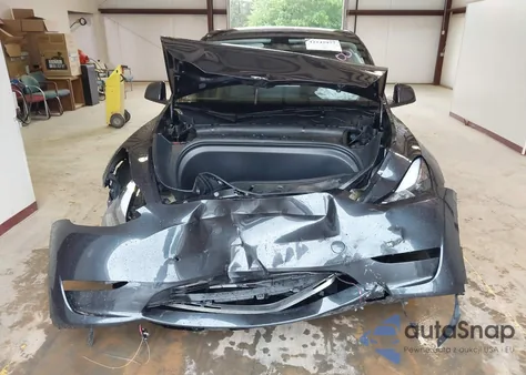 2024 Tesla Model Y Long Range Dual Motor All-Wheel Drive/Rwd z USA, uszkodzony, nr VIN 7SAYGDED4RF072600